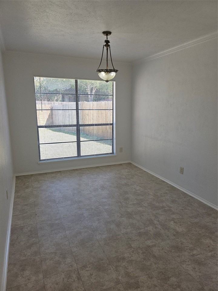 1603 California Trl - Photo 4 of 9