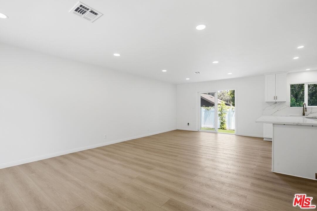 1832 N Summit Ave - Photo 4 of 8