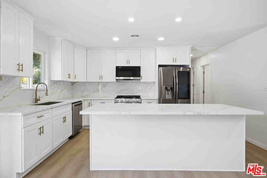 1832 N Summit Ave - Photo 5 of 8