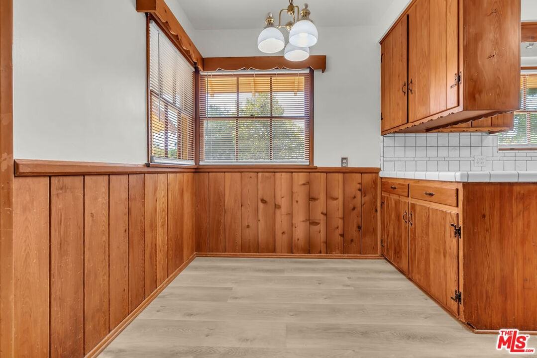 9322 Lasaine Ave - Photo 4 of 8