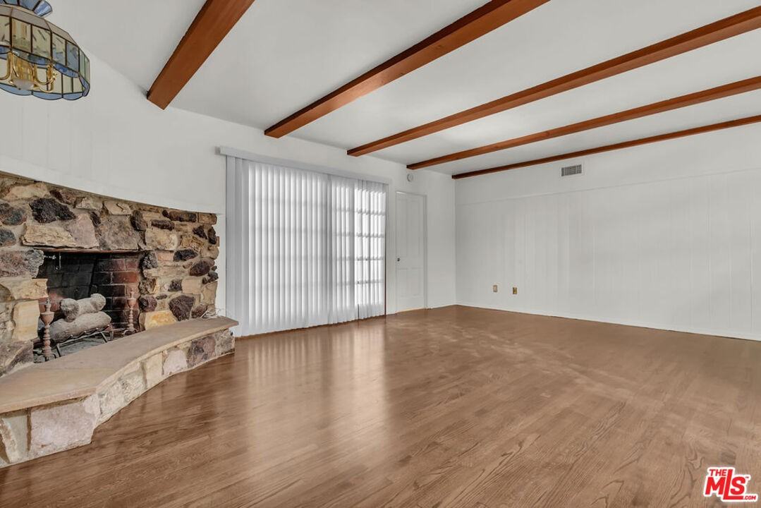 9322 Lasaine Ave - Photo 5 of 8