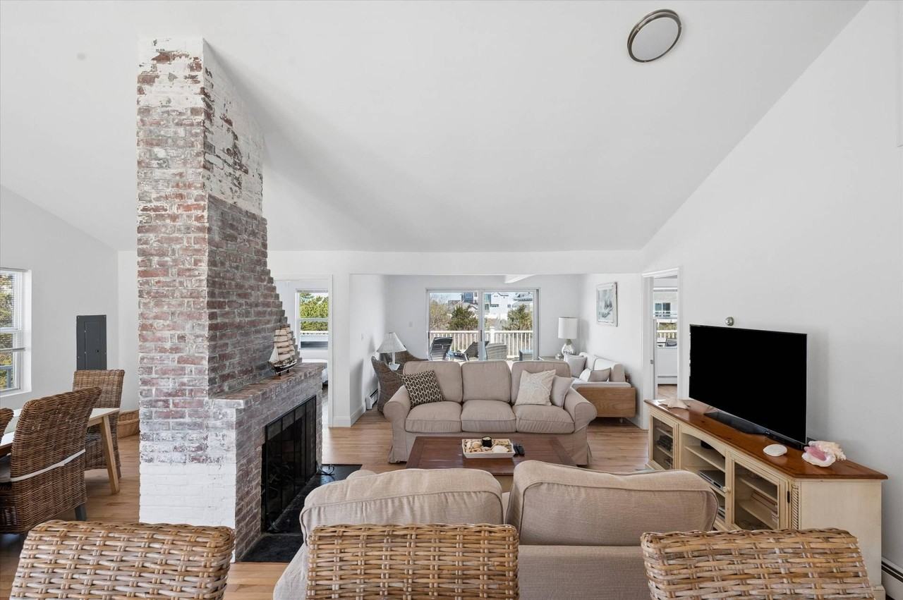898 Dune Rd - Photo 3 of 36