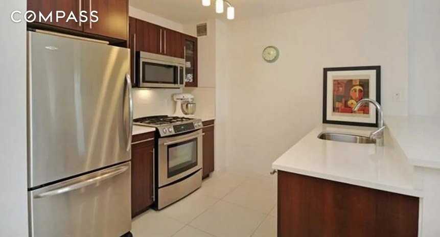 302 2nd St #5E - Photo 2 of 8