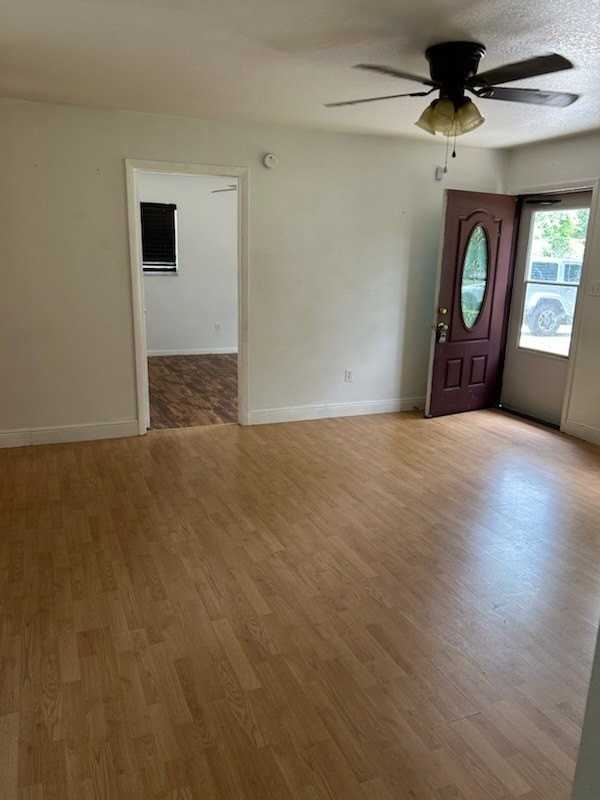 1406 Crossview St - Photo 2 of 9