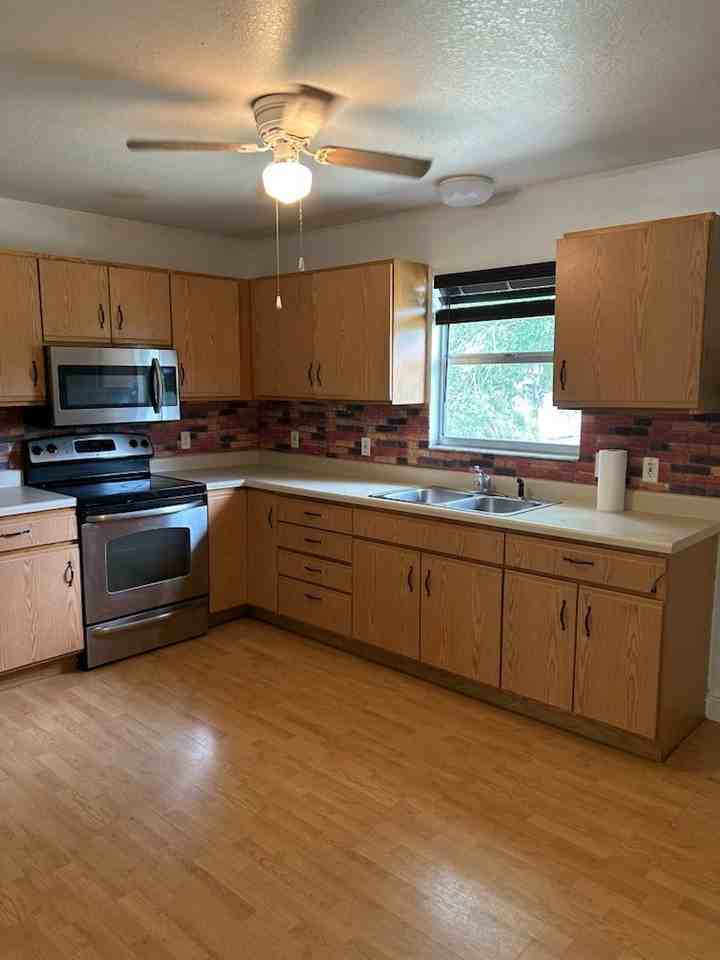 1406 Crossview St - Photo 4 of 9