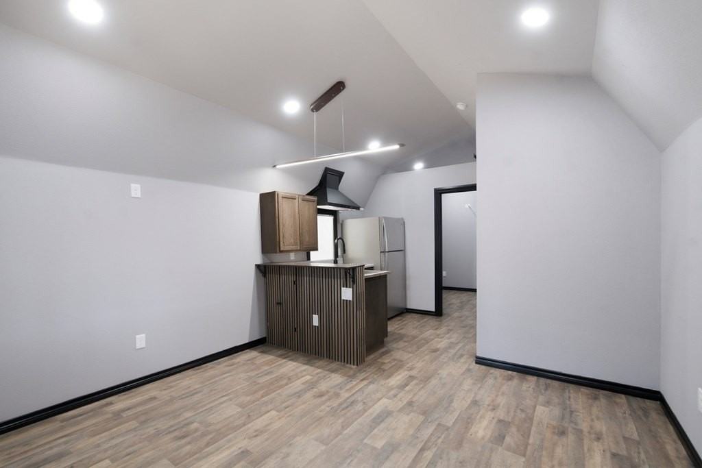 210 N Jackson St #B - Photo 3 of 24