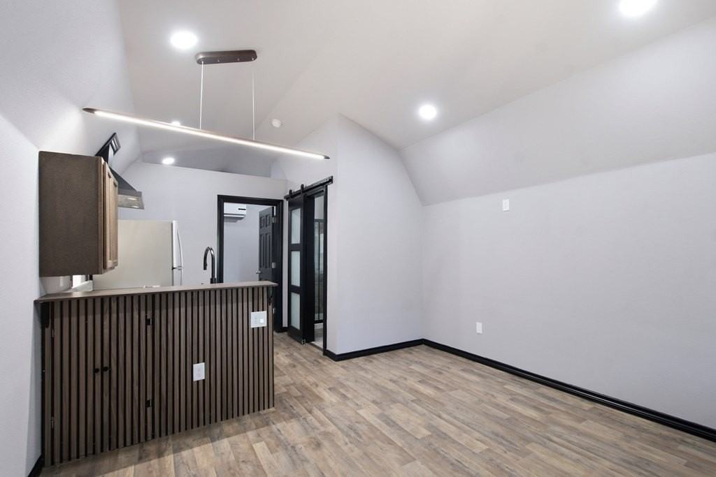 210 N Jackson St #B - Photo 4 of 24