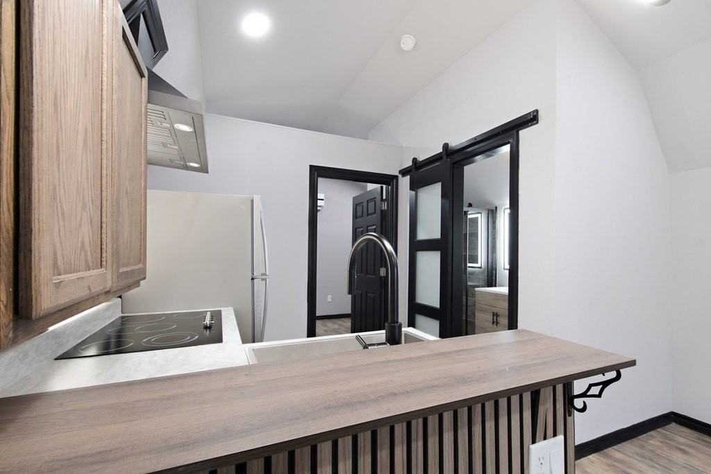 210 N Jackson St #B - Photo 5 of 24