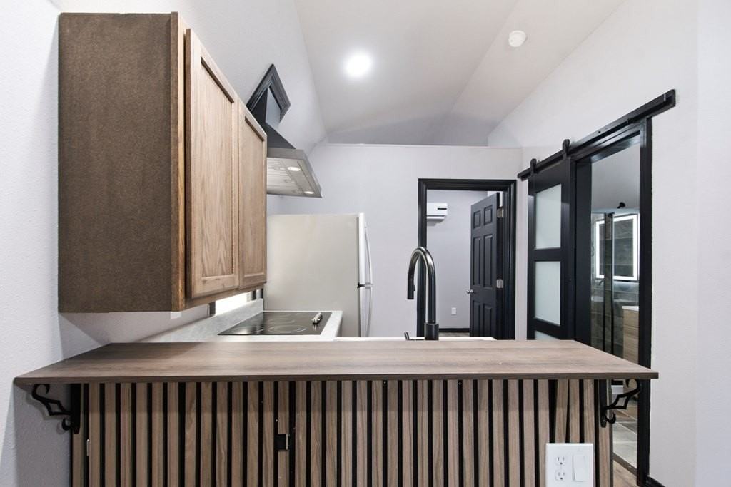 210 N Jackson St #B - Photo 6 of 24