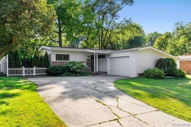 1085 Brooklawn Dr - Photo 2 of 47