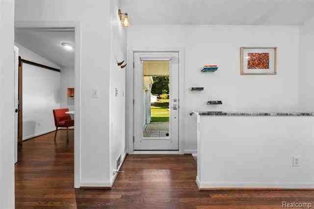 1085 Brooklawn Dr - Photo 3 of 47