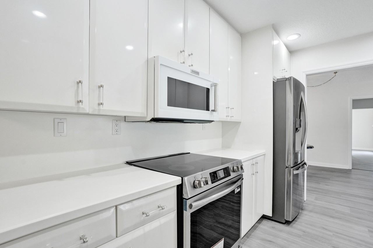 4755 Ne 23rd Ave - Photo 4 of 50