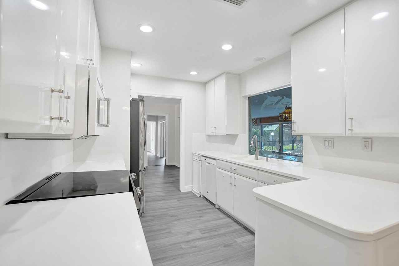 4755 Ne 23rd Ave - Photo 5 of 50