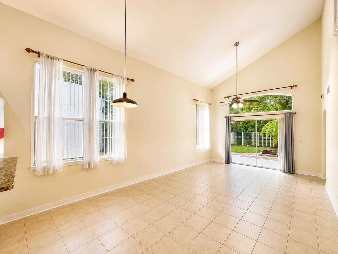 6711 Green Island Cir - Photo 4 of 40