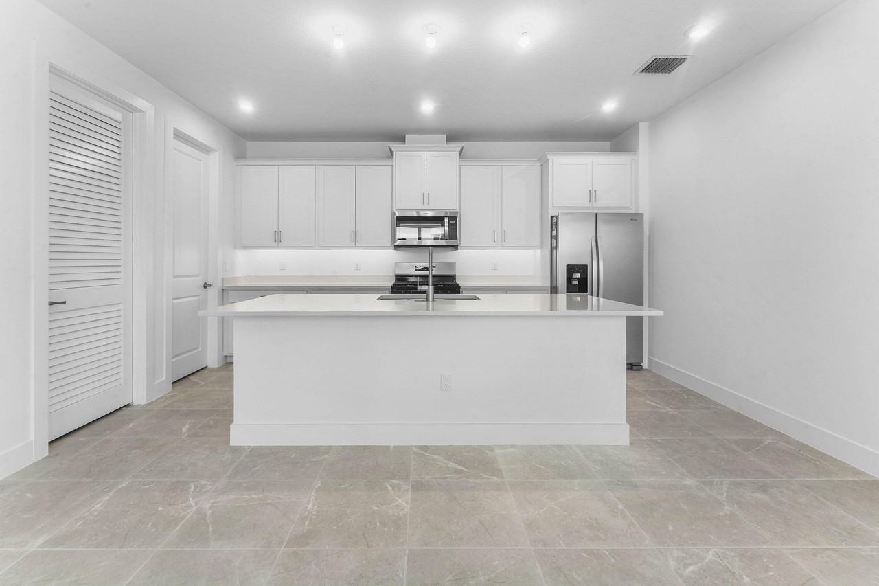 888 SW Newfield Avenue - Photo 2 of 31