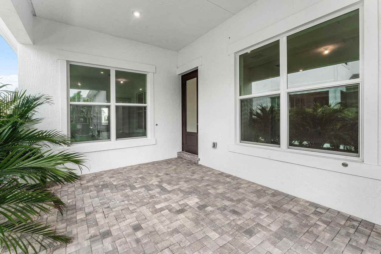 888 SW Newfield Avenue - Photo 4 of 31