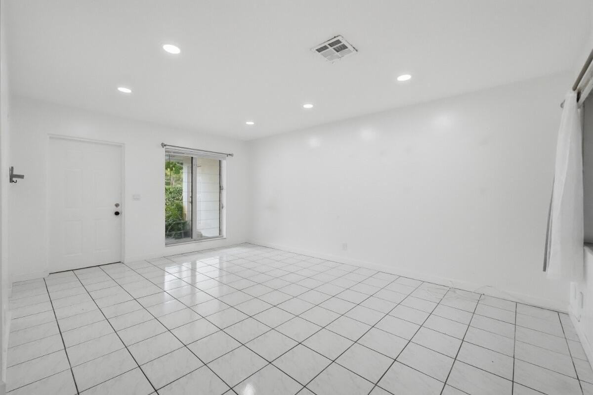 1201 N Victoria Park Rd #1203 - Photo 5 of 16