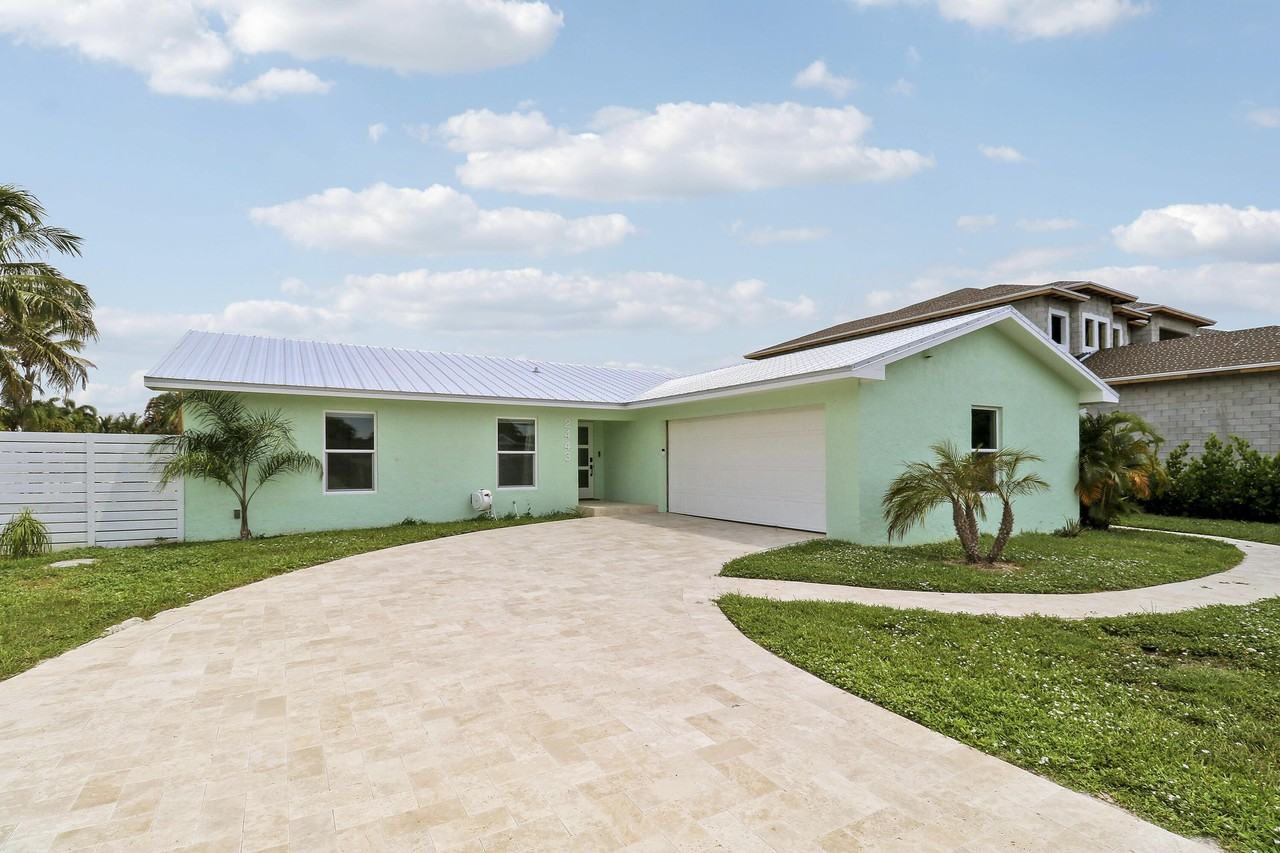 2443 Edgewater Dr - Photo 4 of 50