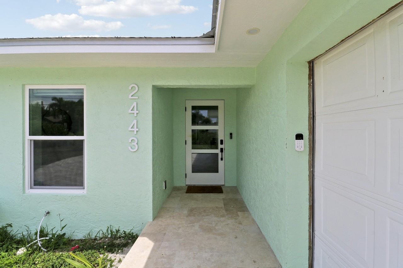 2443 Edgewater Dr - Photo 7 of 50