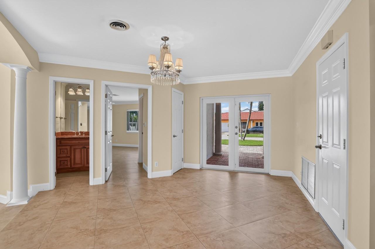 899 Granada Dr - Photo 3 of 38