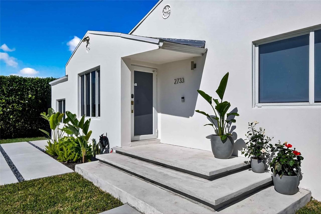 2733 Sw 15th St - Photo 2 of 27