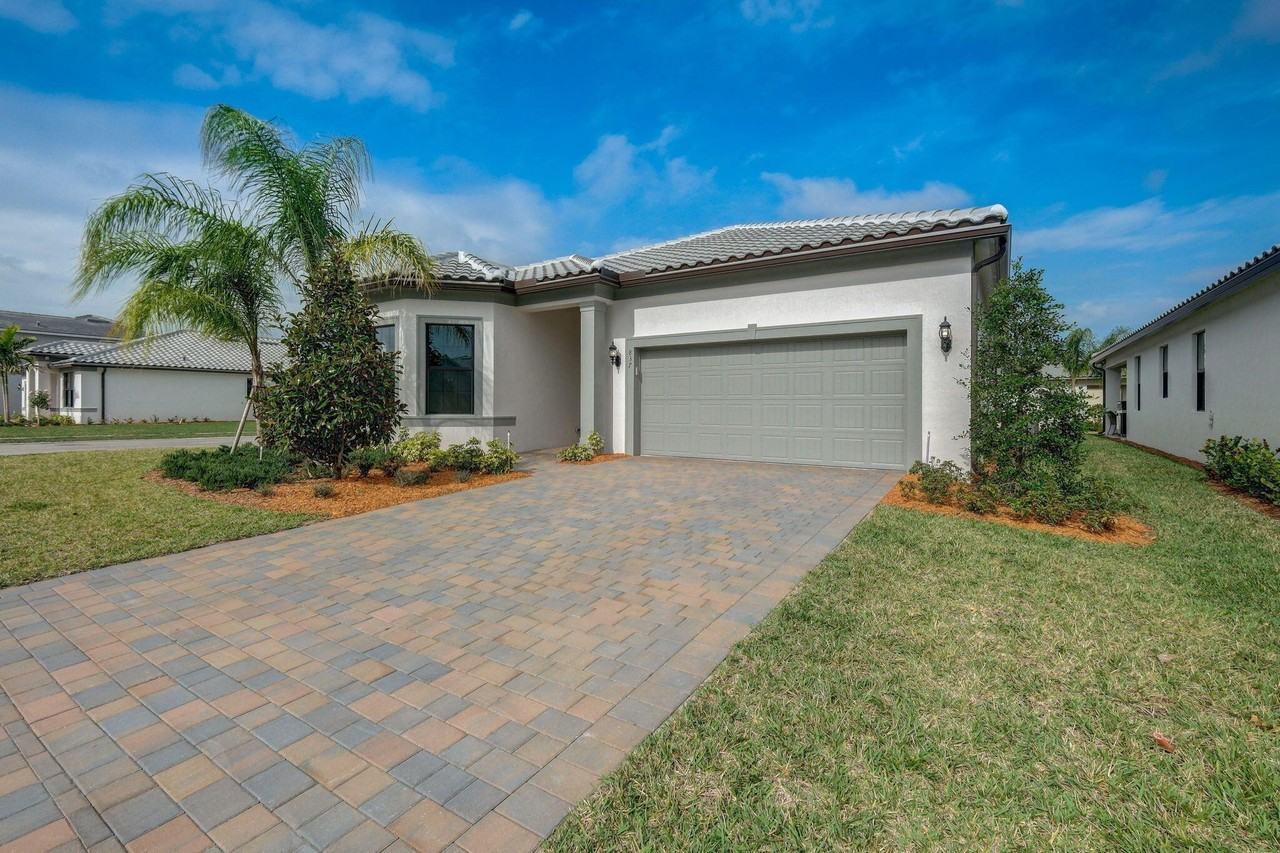 837 Se Courances Dr - Photo 4 of 37