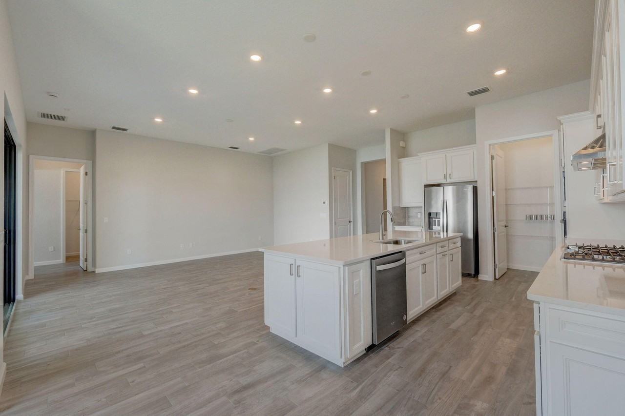 837 Se Courances Dr - Photo 5 of 37