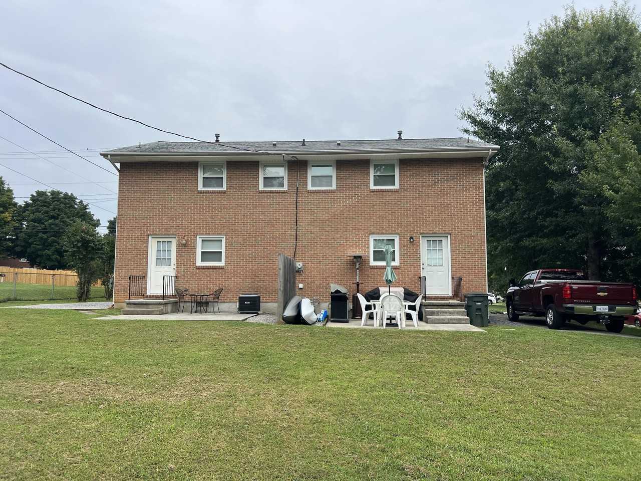 501 Poplar Ave - Photo 3 of 10