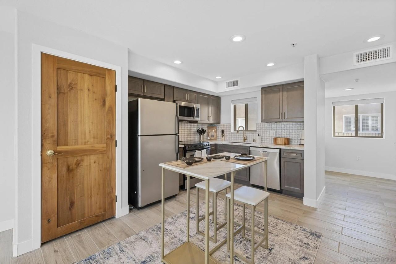 801 W Hawthorn St #409 - Photo 3 of 24