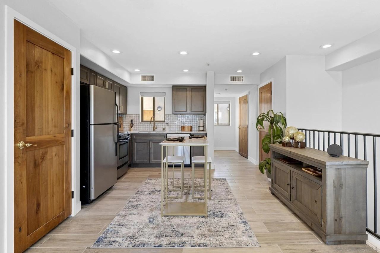 801 W Hawthorn St #409 - Photo 4 of 24