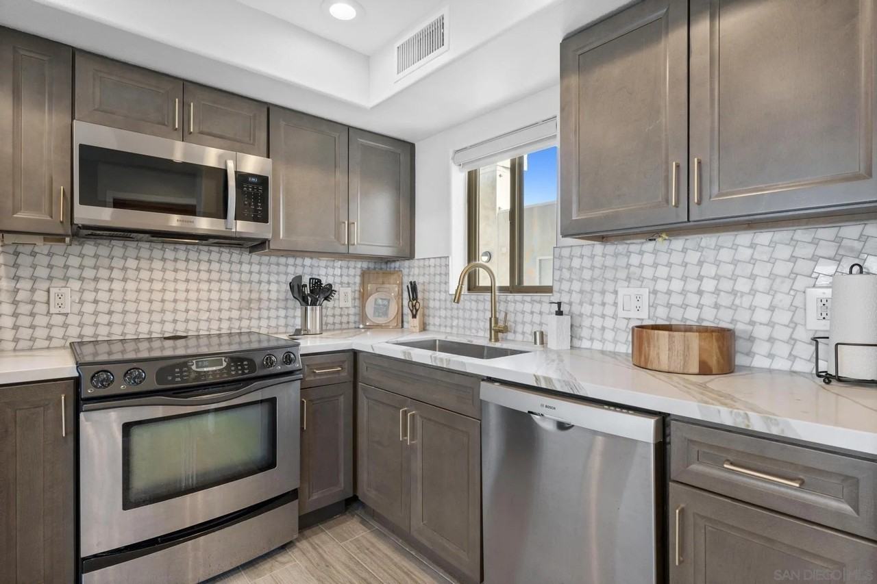 801 W Hawthorn St #409 - Photo 5 of 24