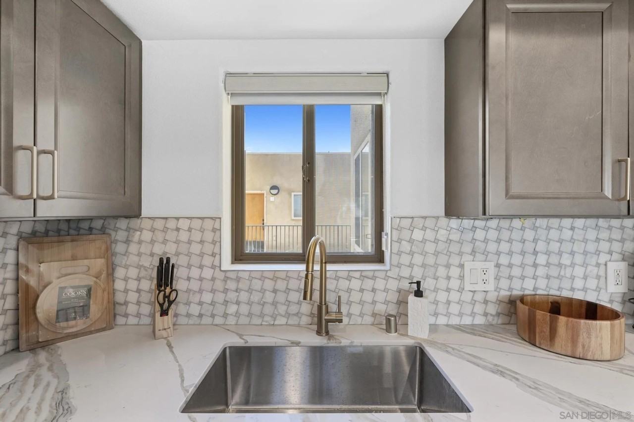 801 W Hawthorn St #409 - Photo 6 of 24
