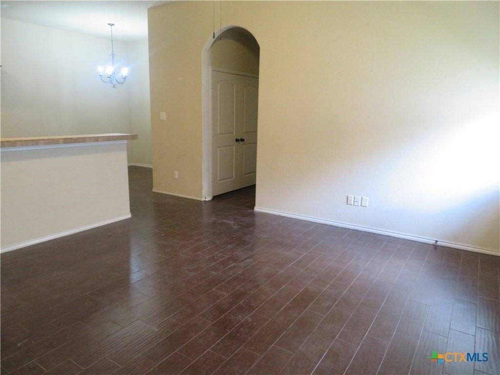 554 Creekside Cir - Photo 6 of 20
