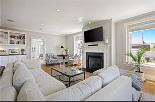 featured image of 423 Hope St #D