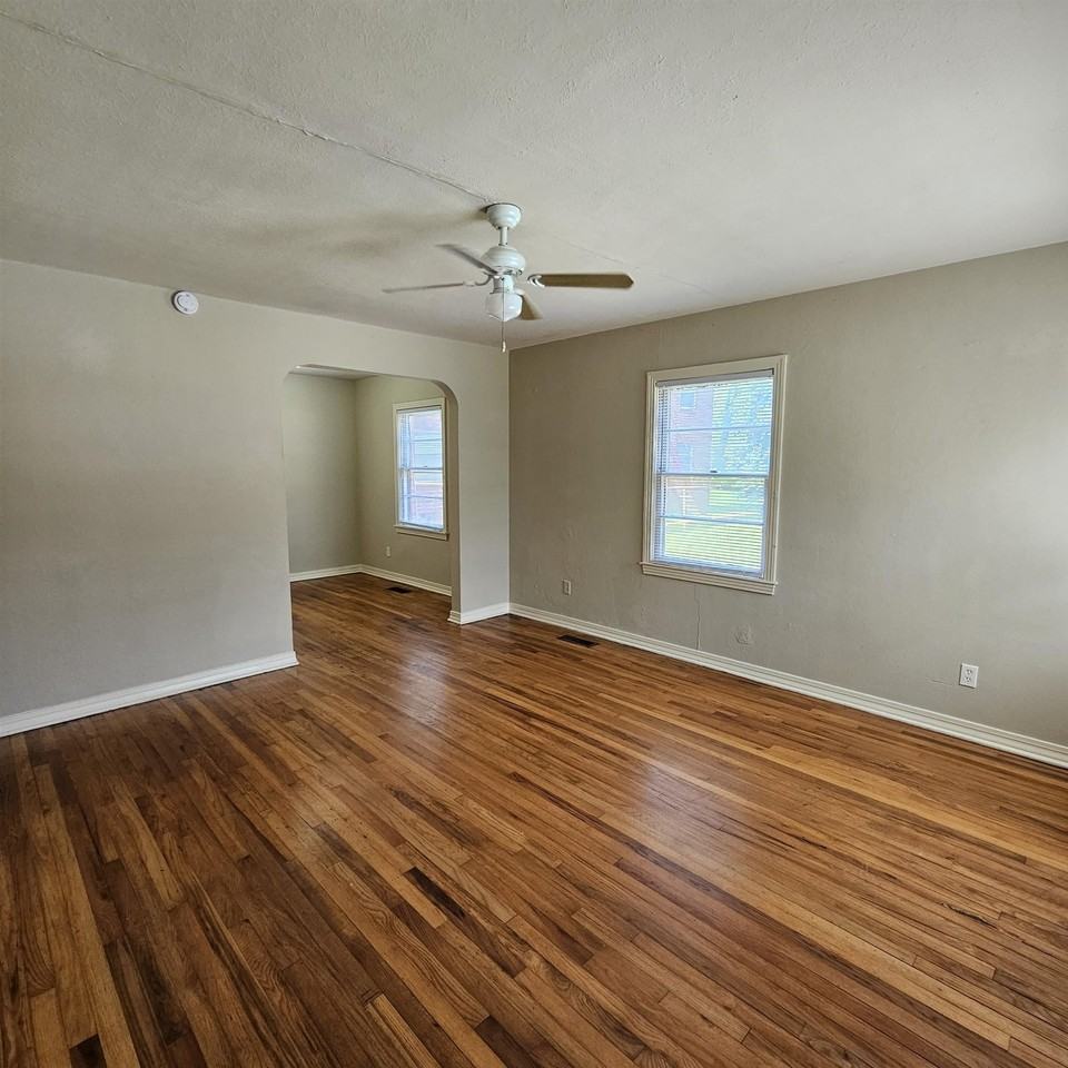 124 S Franklin Blvd - Photo 3 of 24