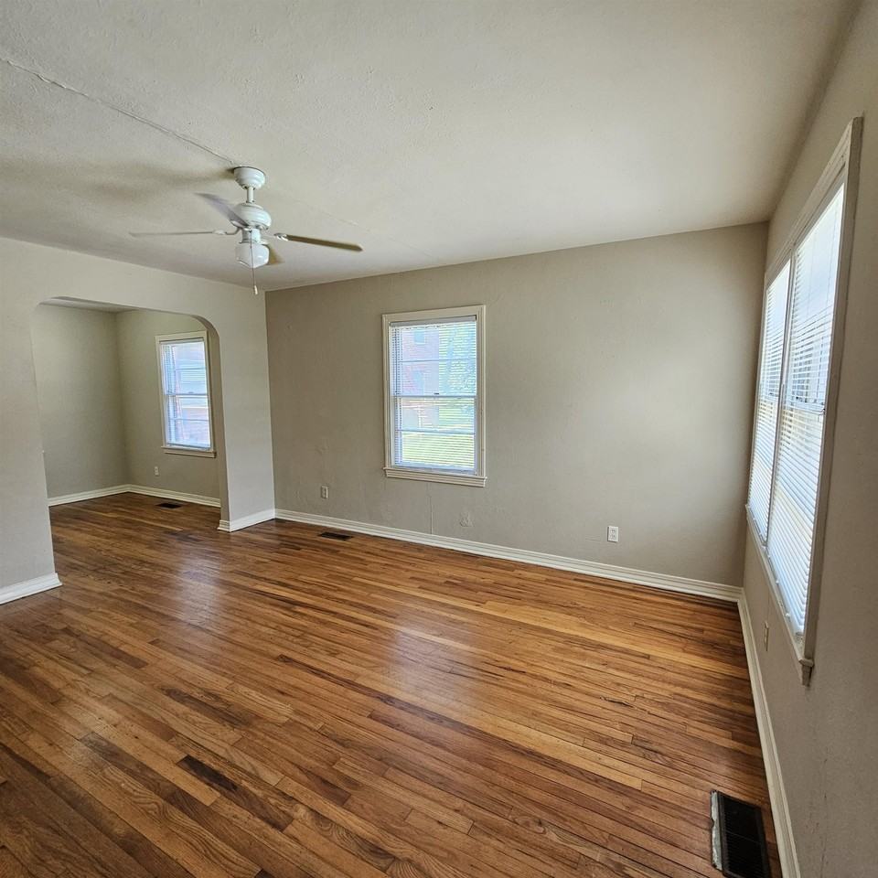 124 S Franklin Blvd - Photo 4 of 24