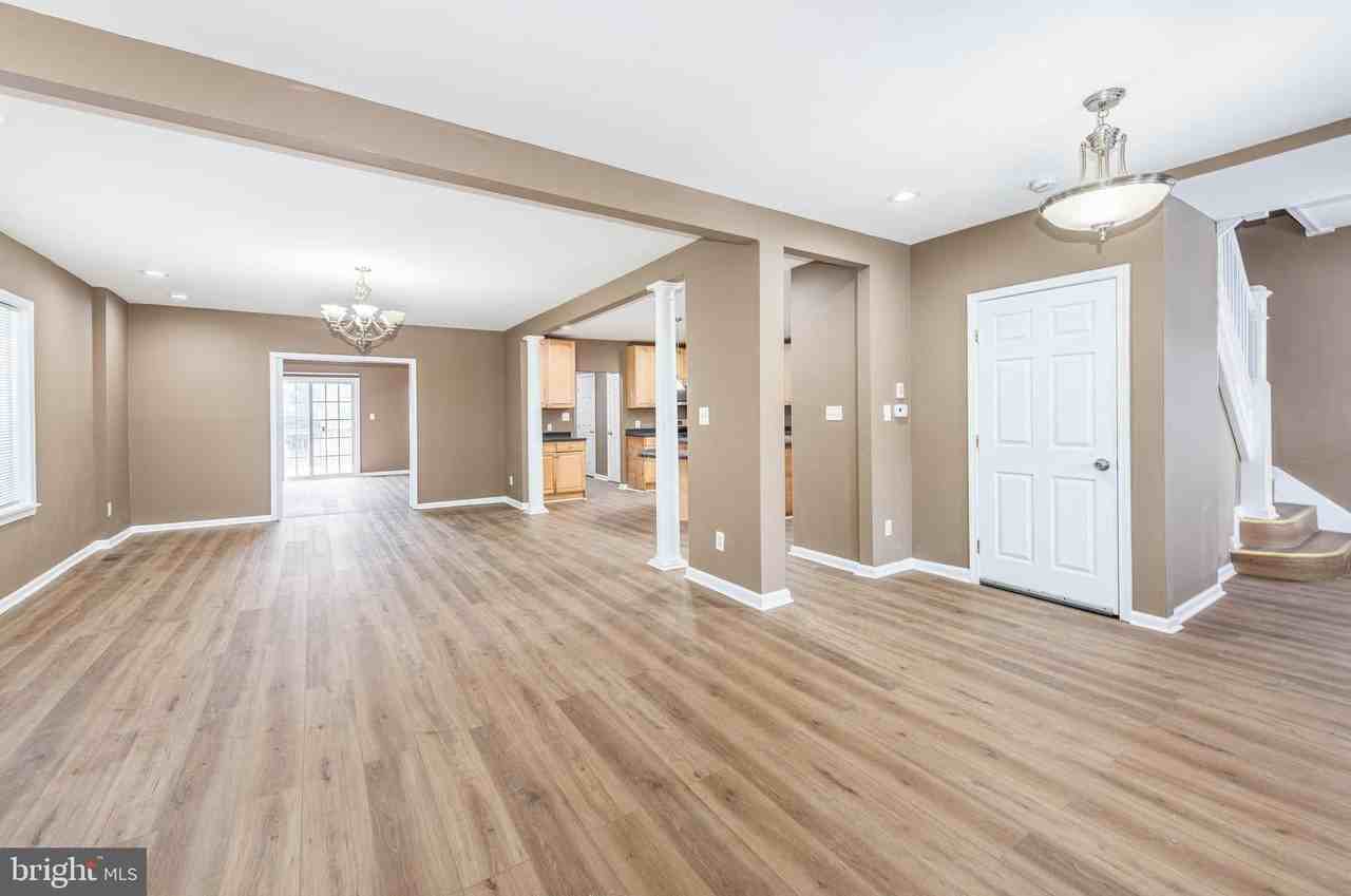 4021 Barrington Rd - Photo 2 of 46