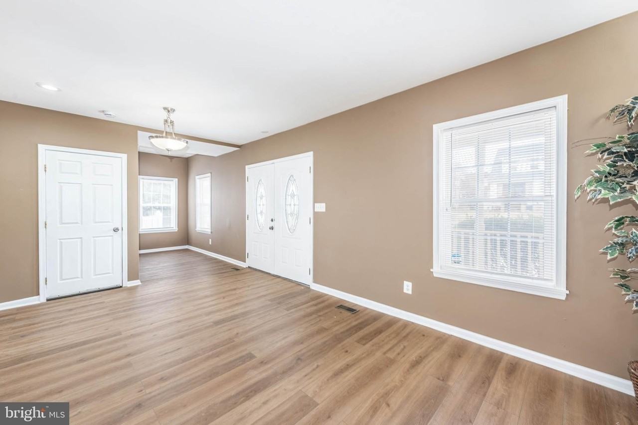 4021 Barrington Rd - Photo 3 of 46