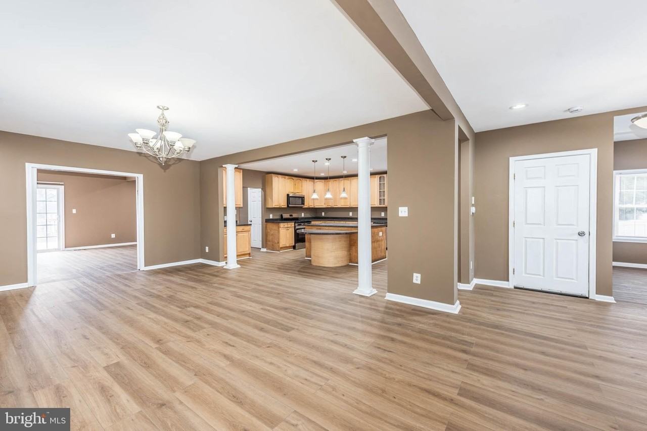 4021 Barrington Rd - Photo 4 of 46