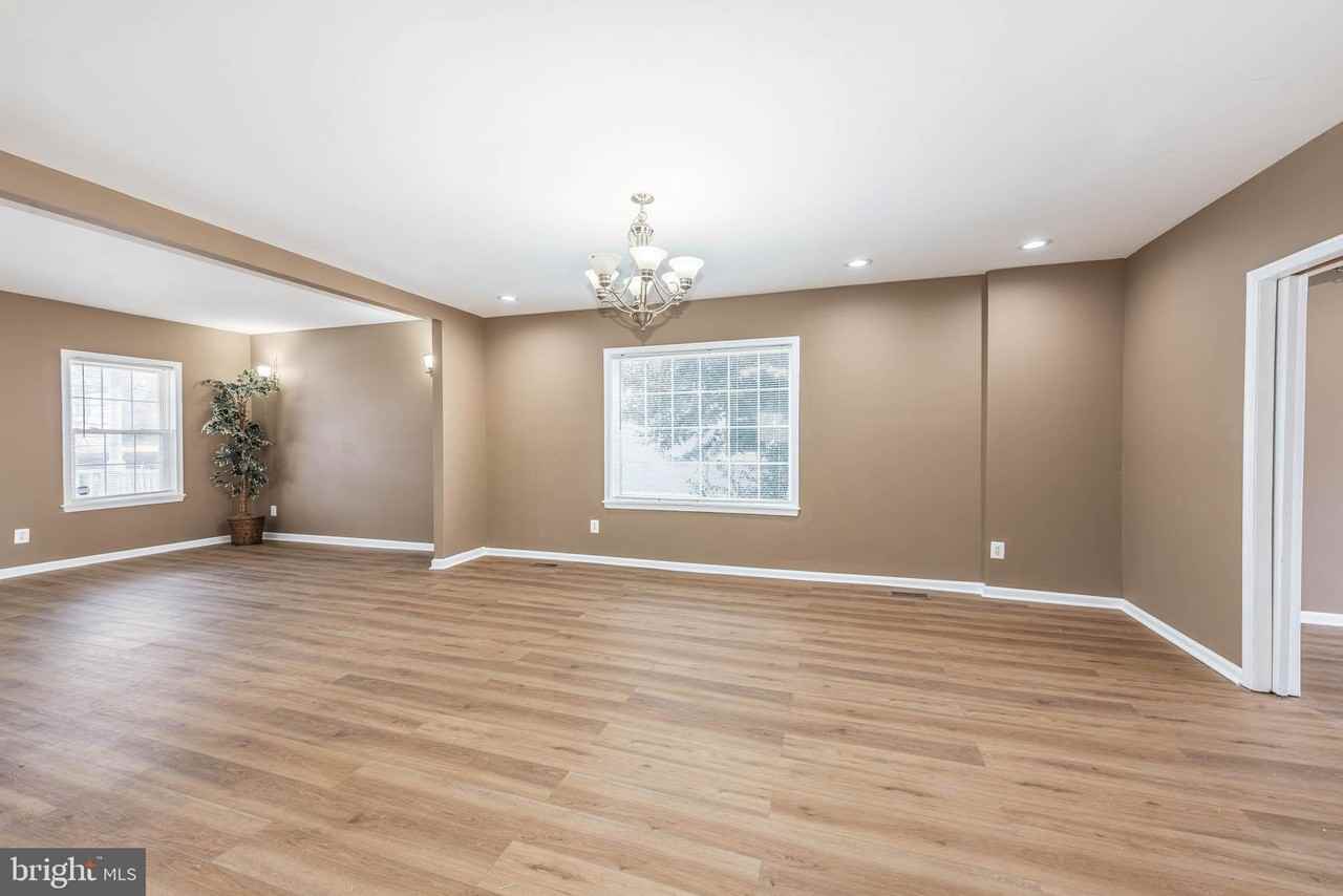 4021 Barrington Rd - Photo 5 of 46
