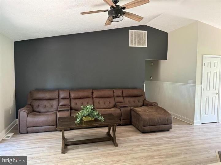 1367 Redwood Cir - Photo 6 of 17