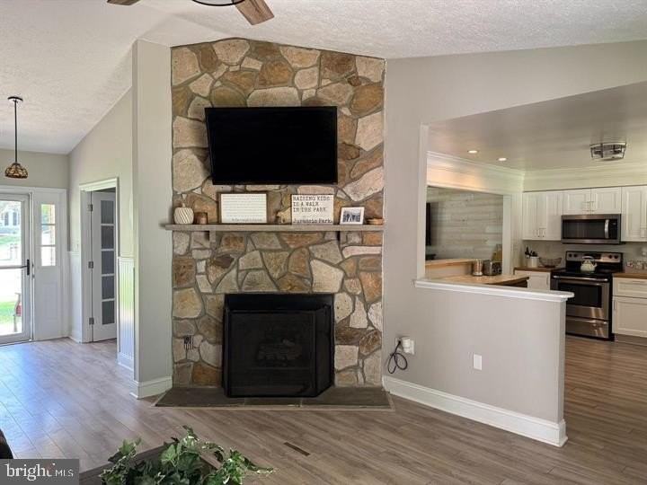 1367 Redwood Cir - Photo 7 of 17