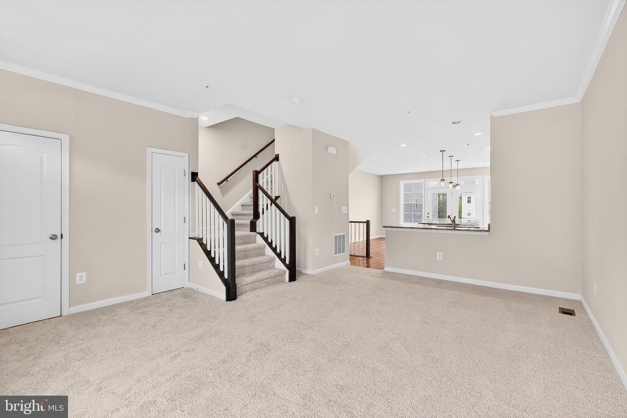 1017 Flester Ln - Photo 4 of 37