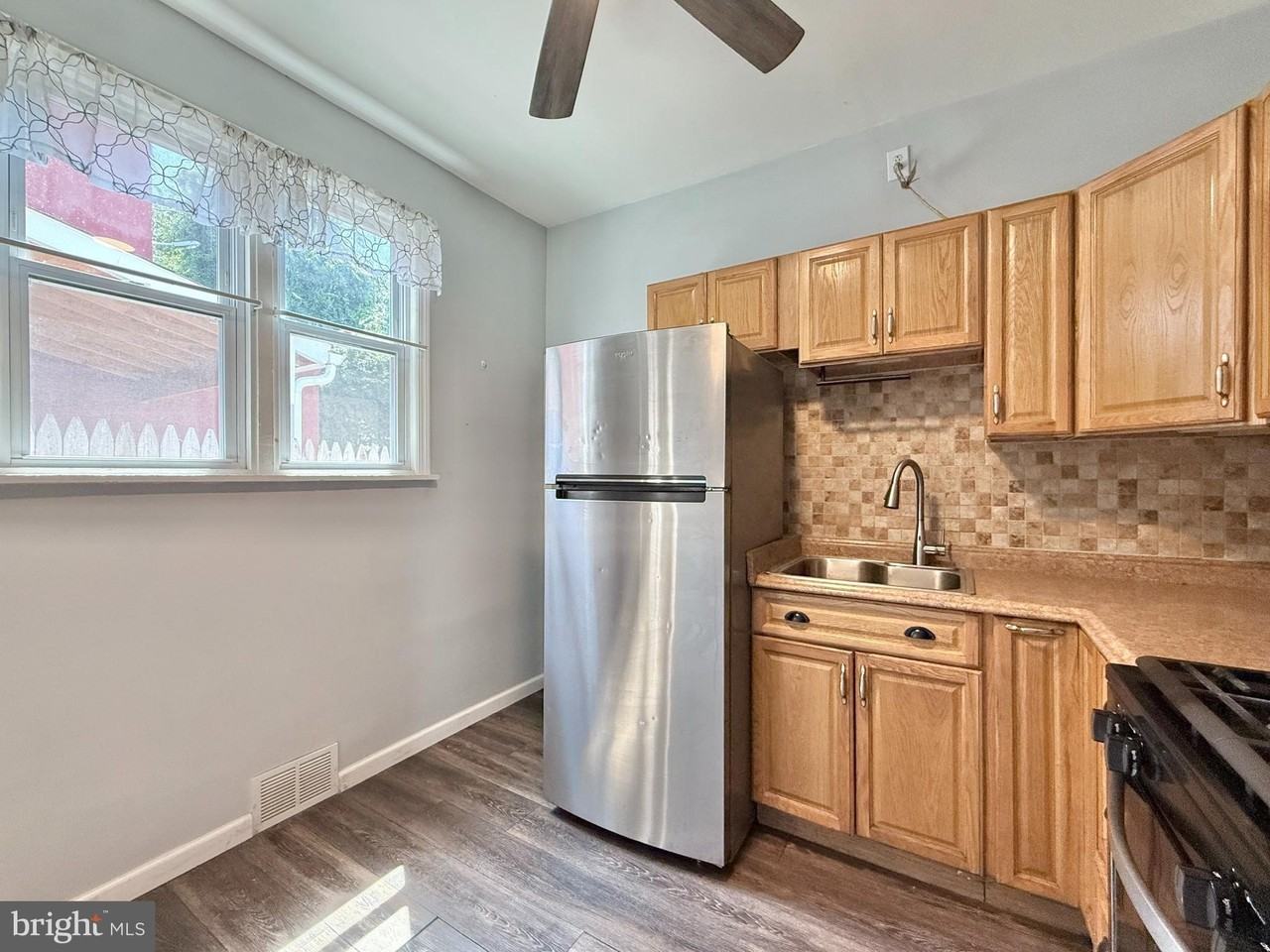 570 Line St - Photo 7 of 18