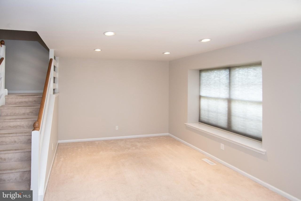 652 Longwood Rd - Photo 3 of 30