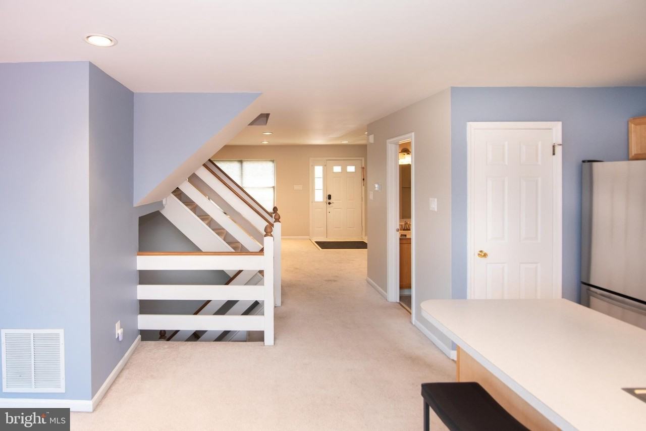 652 Longwood Rd - Photo 4 of 30
