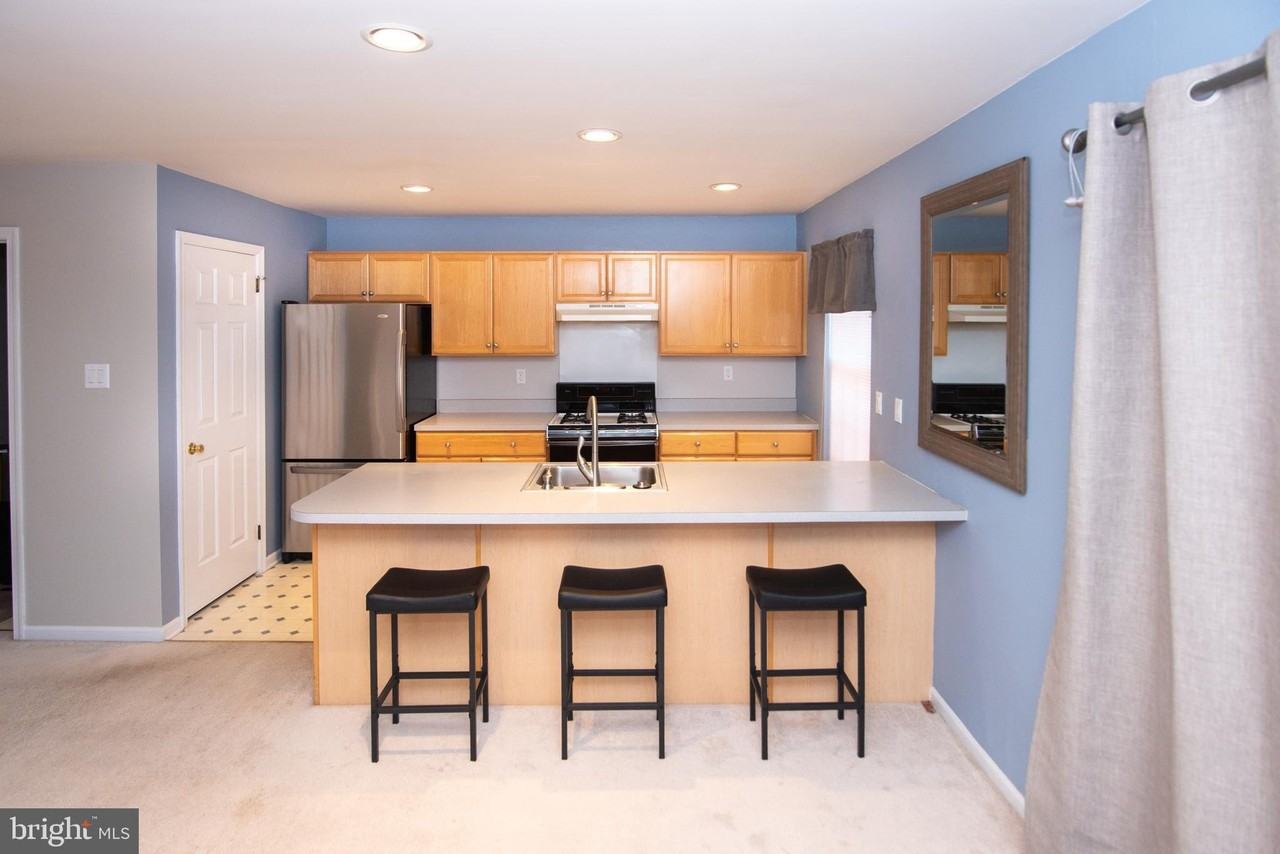 652 Longwood Rd - Photo 6 of 30