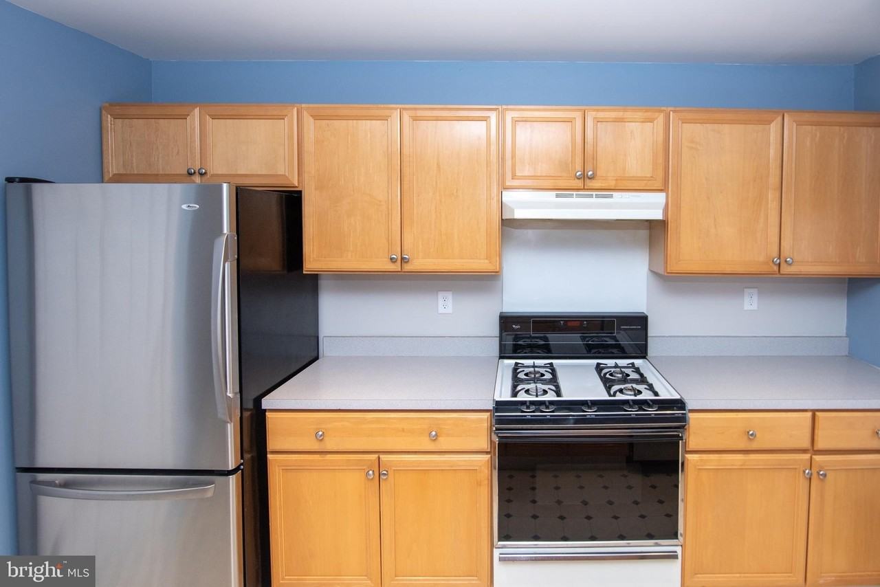 652 Longwood Rd - Photo 7 of 30