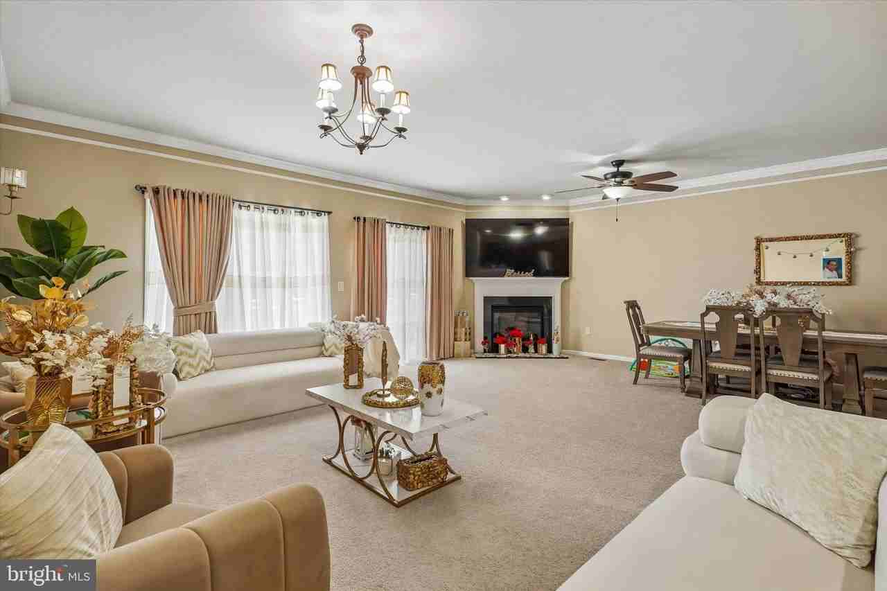 390 Auburn Ct - Photo 3 of 25