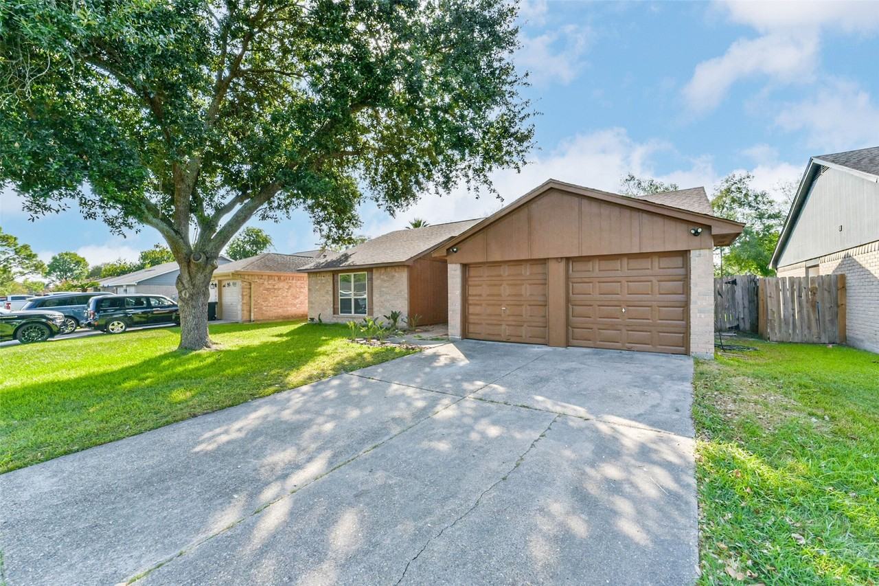 2406 Pilgrims Bend Dr - Photo 2 of 40